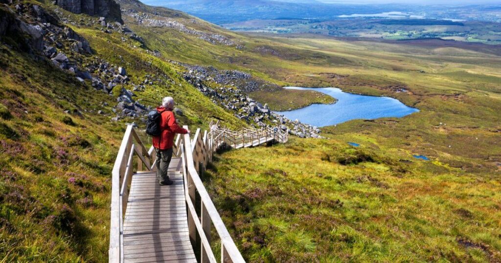 Cuilcagh Boardwalk and Stairway to Heaven man hiking te Cuilcagh boardwalktrail and stairway to heaven, taking in the views of rural fermanagh